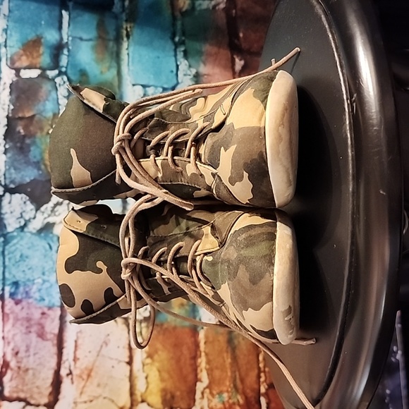 🔥Hidden Wedge Spike Studded Camo Sneaker Heels Alt-Fashion Punk AS IS - Picture 9 of 9